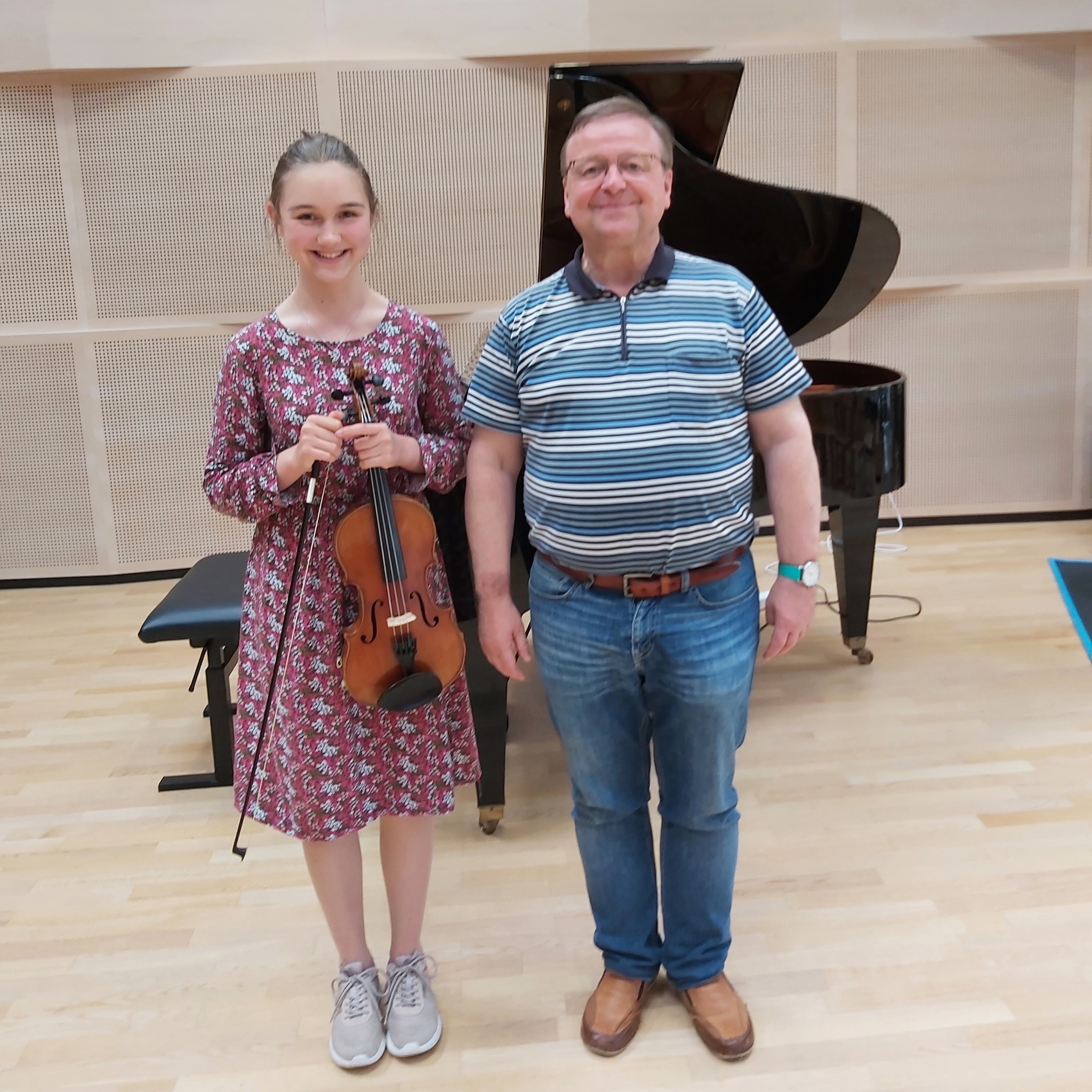 Musikschülerin Anna Desjatkin mit Musikschuldirektor und Musikschullehrer Markus Baumann