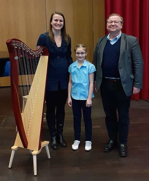 Musikschullehrerin Zsofia Kiss mit Musikschülerin Valentina Dorn und Musikschuldirektor Markus Baumann