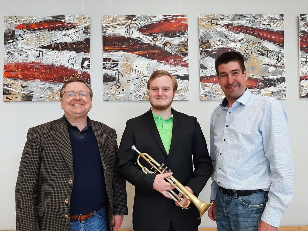 Musikschuldirektor Markus Baumann mit Lukas Mauritz und Musikschullehrer Stefan Jandl