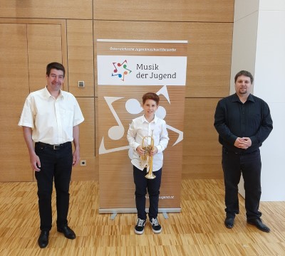 Musikschullehrer Stefan Jandl mit Musikschüler Christoph Heigl und Klavierbegleitung Josef Kollar