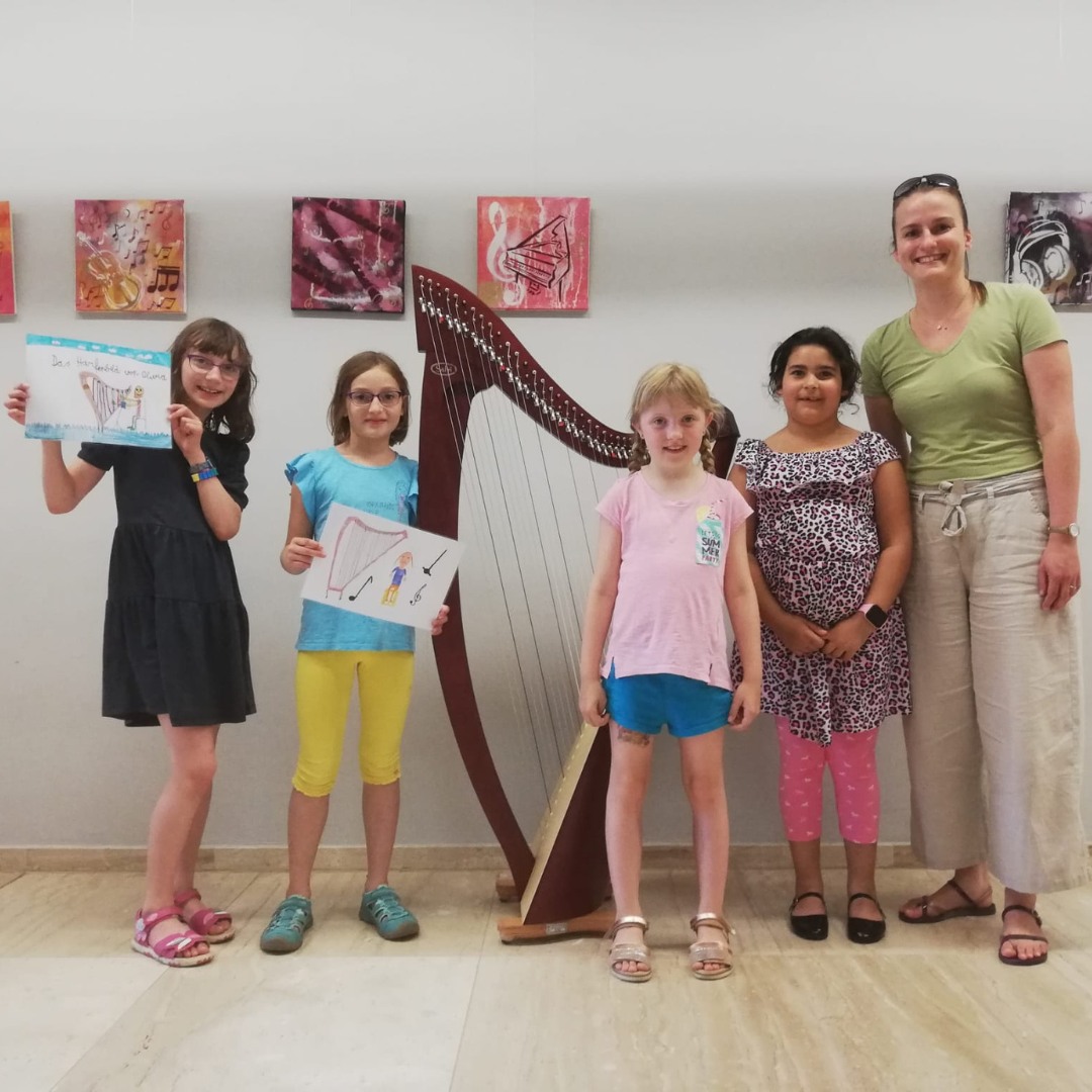 Gruppenbild der Harfenklasse von Musikschullehrerin Kiss Zsofia