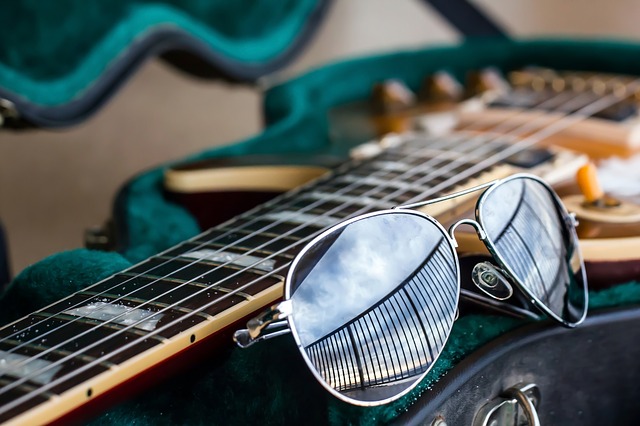 Sonnenbrille mit E-Gitarre als Symbolbild für den Sommer