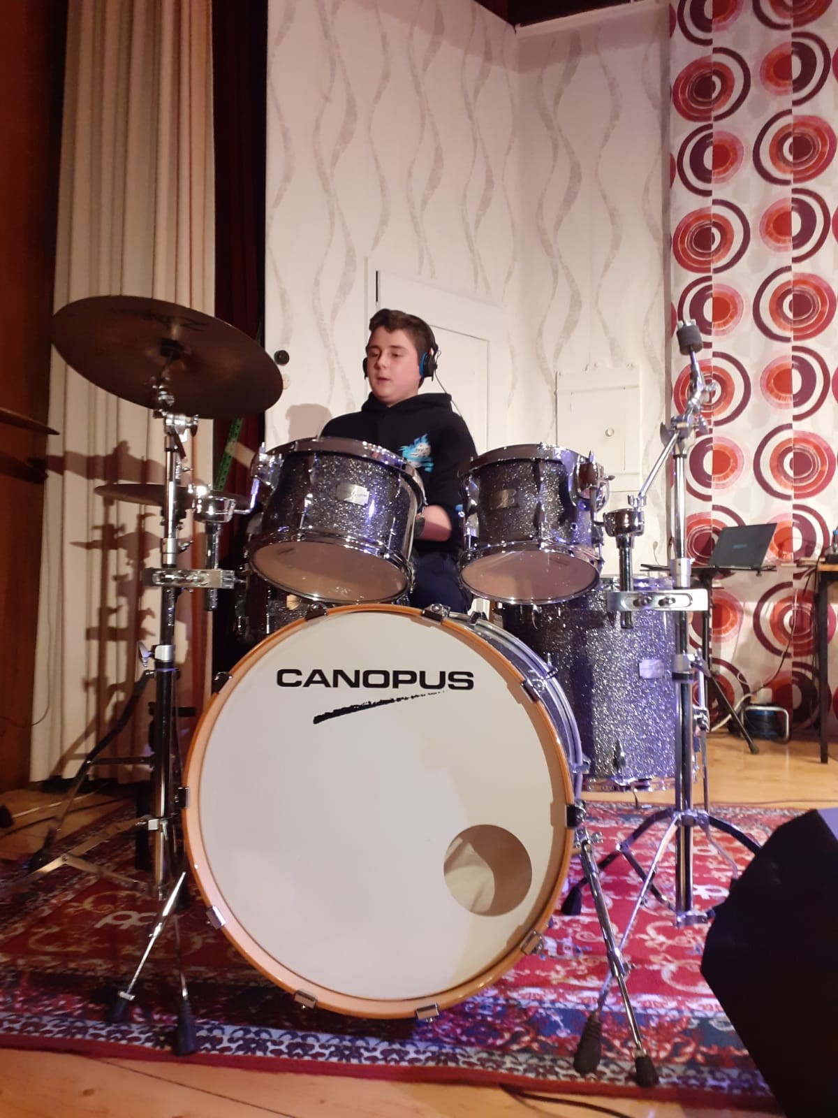 Forever Drums - Foto eines Schlagzeugschülers beim Auftritt