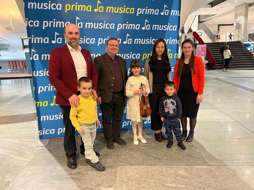 Ada mit ihren Eltern und Brüdern, Klavierkorrepetitorin Jieun Lee und Lehrer und MS-Leiter MB